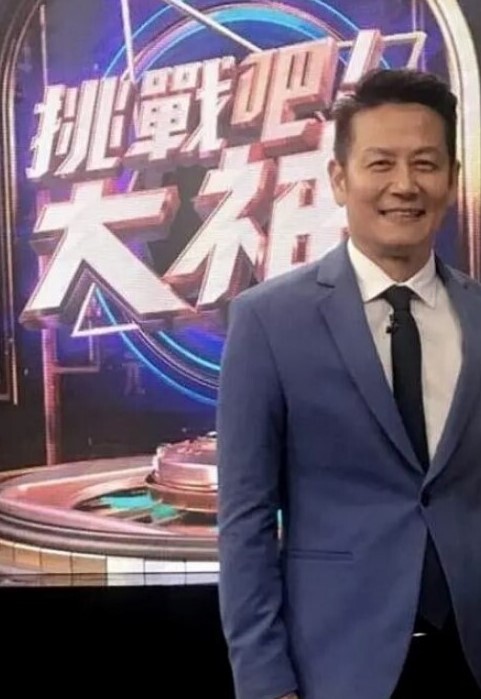 三个极品萝莉嫩妹保时捷车模刺激狼友无毛粉嫩白虎逼双头道具轮草抽插 - AVMM海报